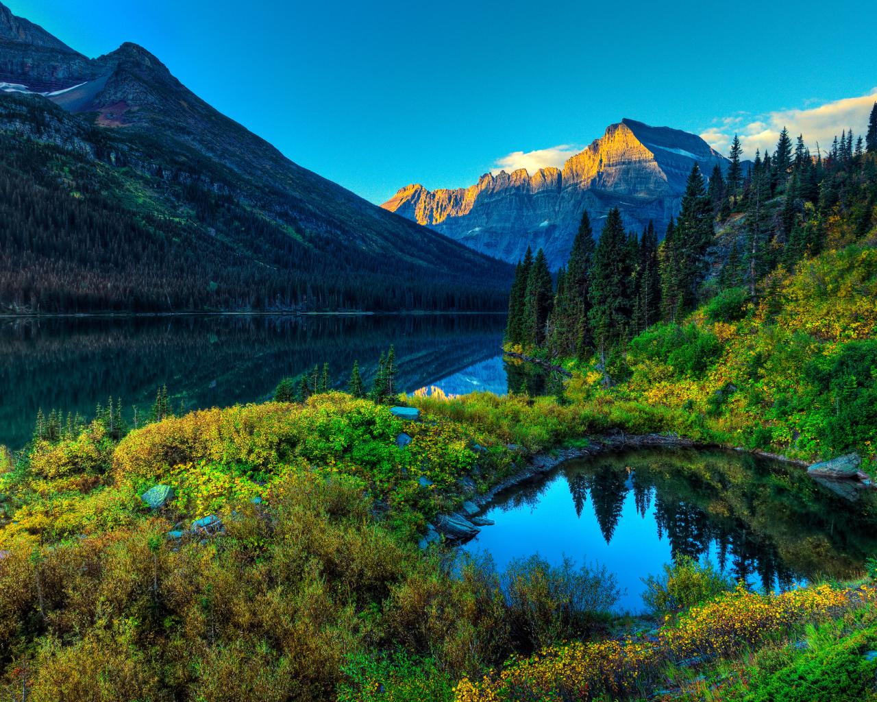 Чистое озеро у подножия гор 