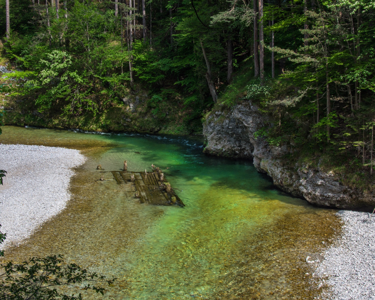Река возле каменного утеса 