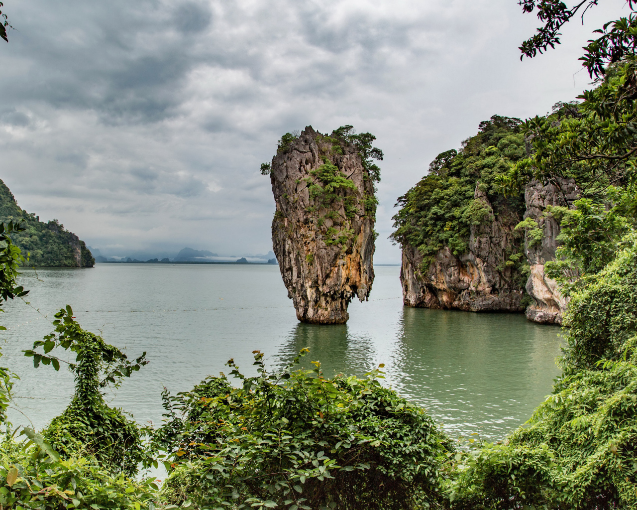 Скала в заливе в тропиках Таиланд