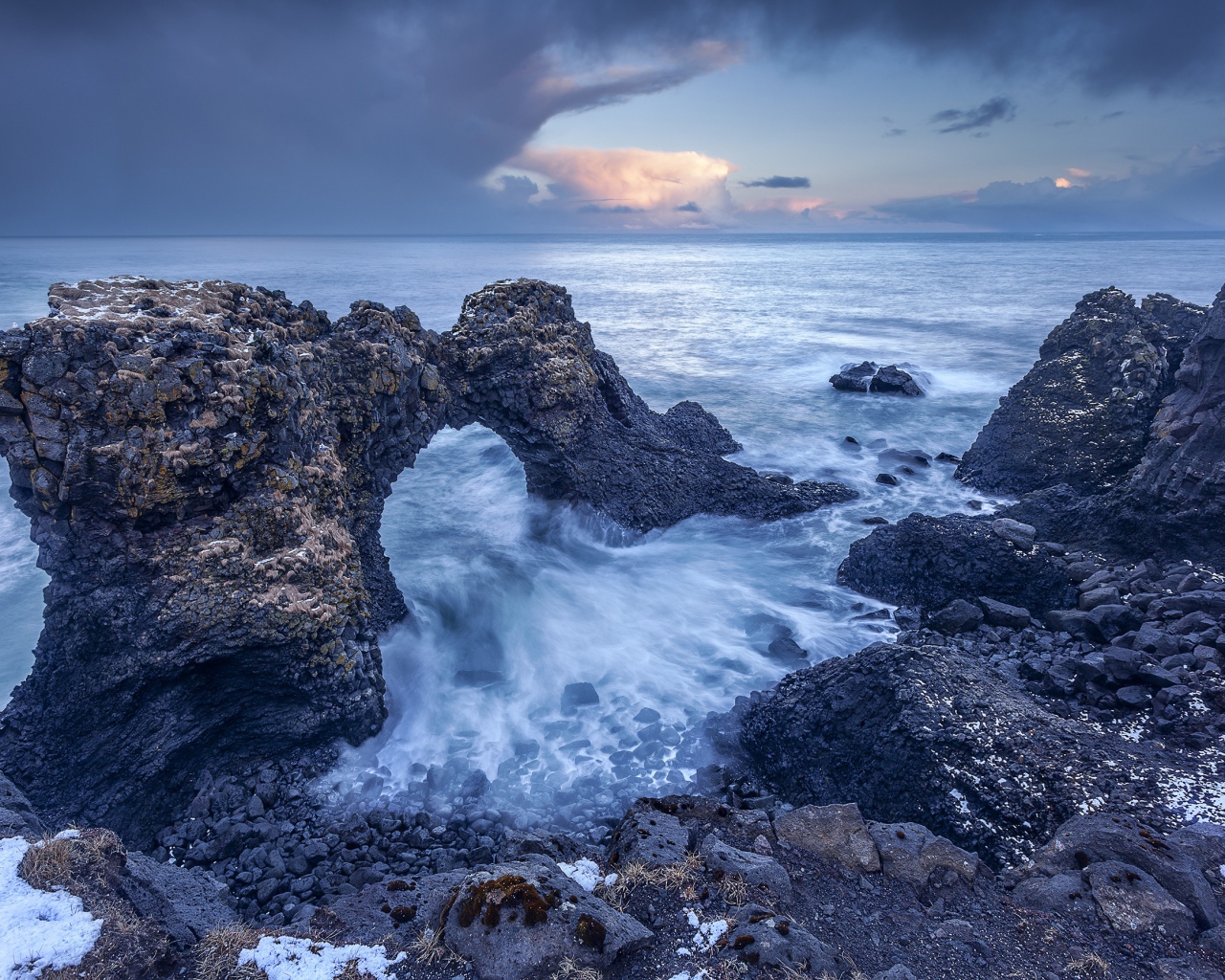 Скалы на берегу океана 