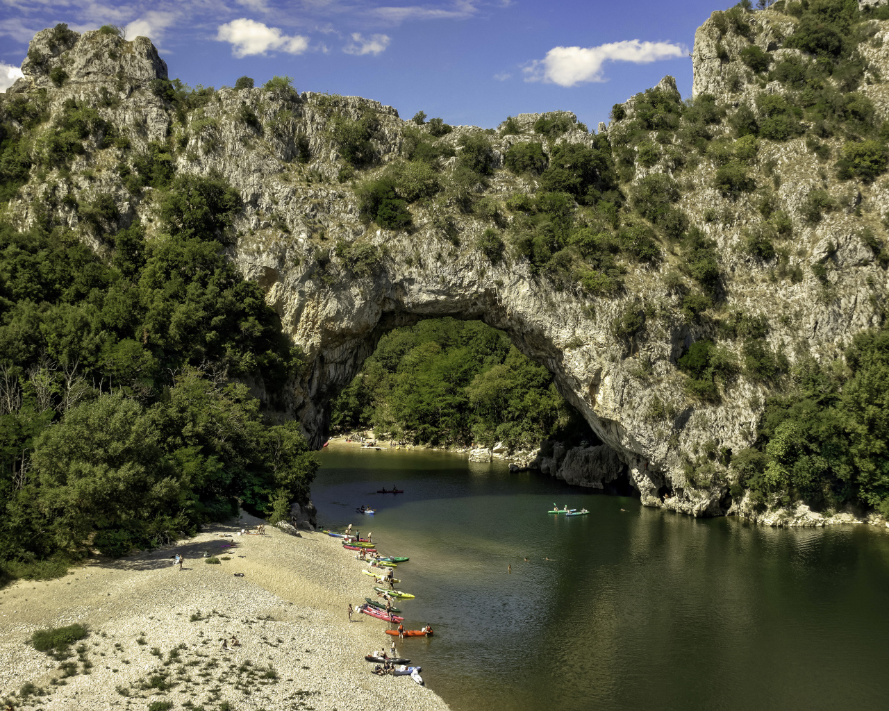 Скалистая арка над рекой во Франции 