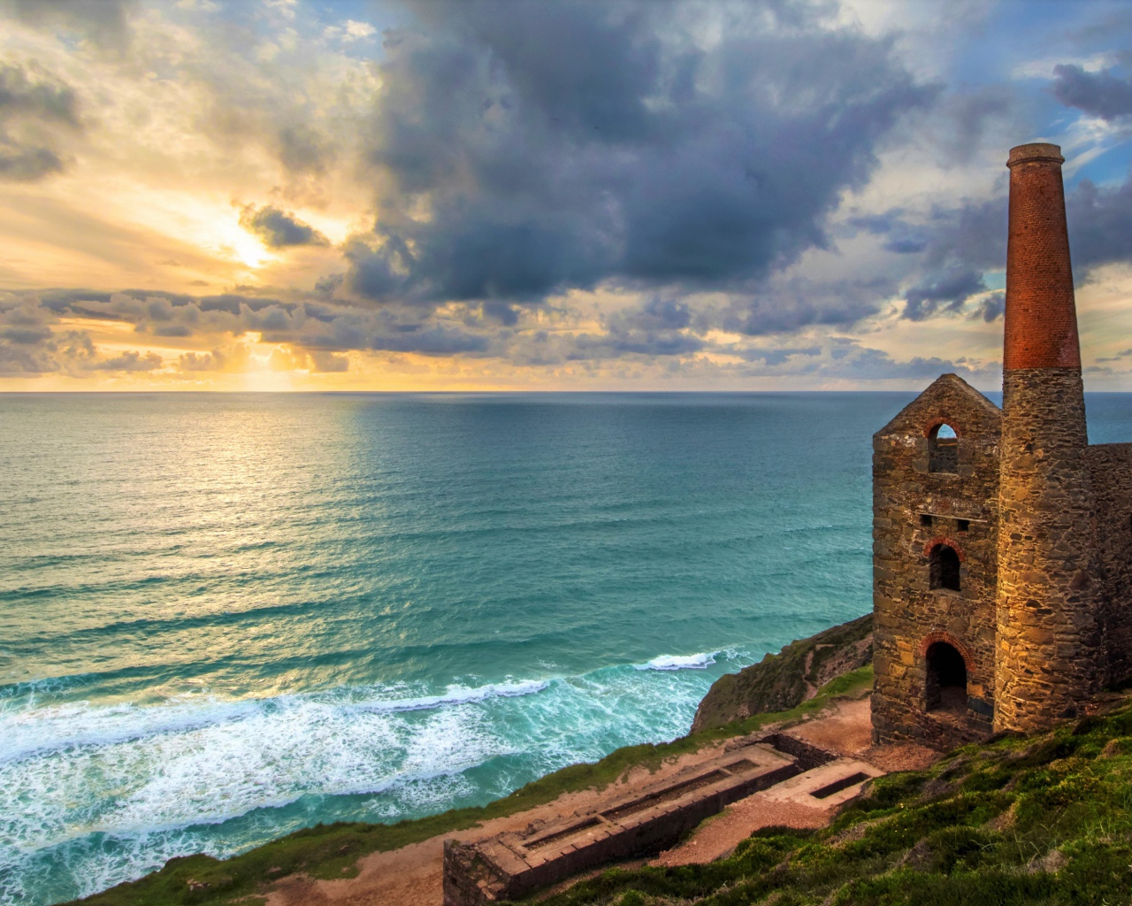 Руины здания на берегу океана под красивым  небом