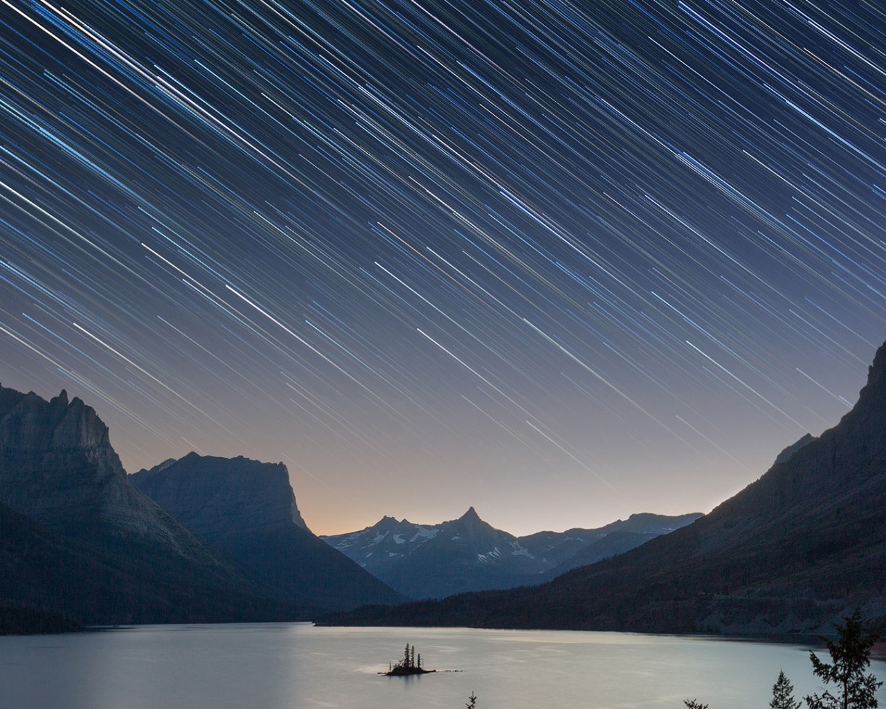 Звездный дождь над норвежский фьордом 