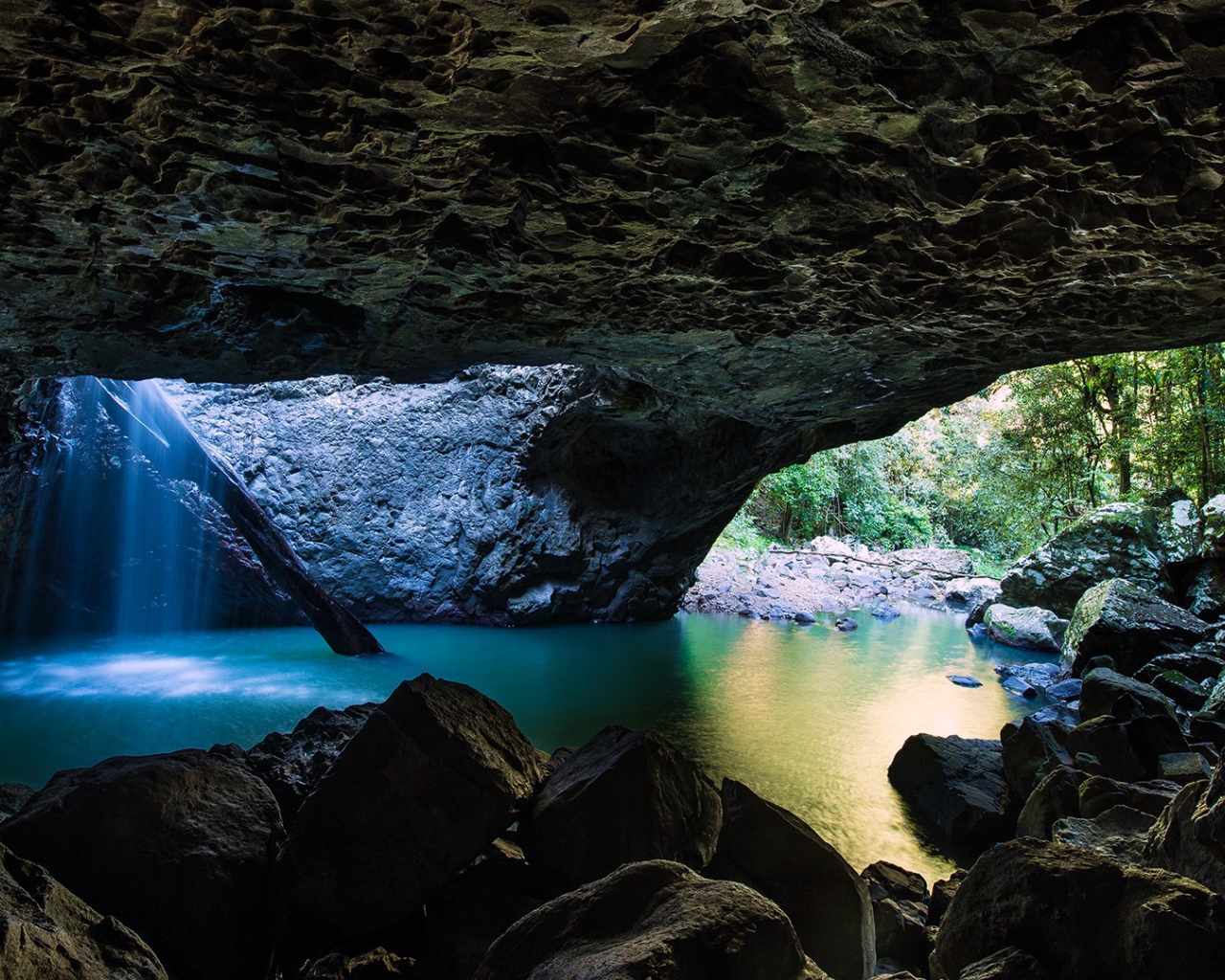 Солнечные лучи в подземном гроте 