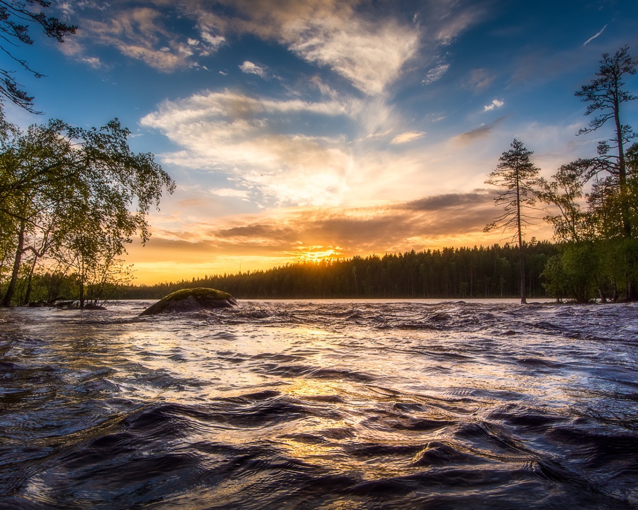 Восход летнего солнца над быстрой рекой