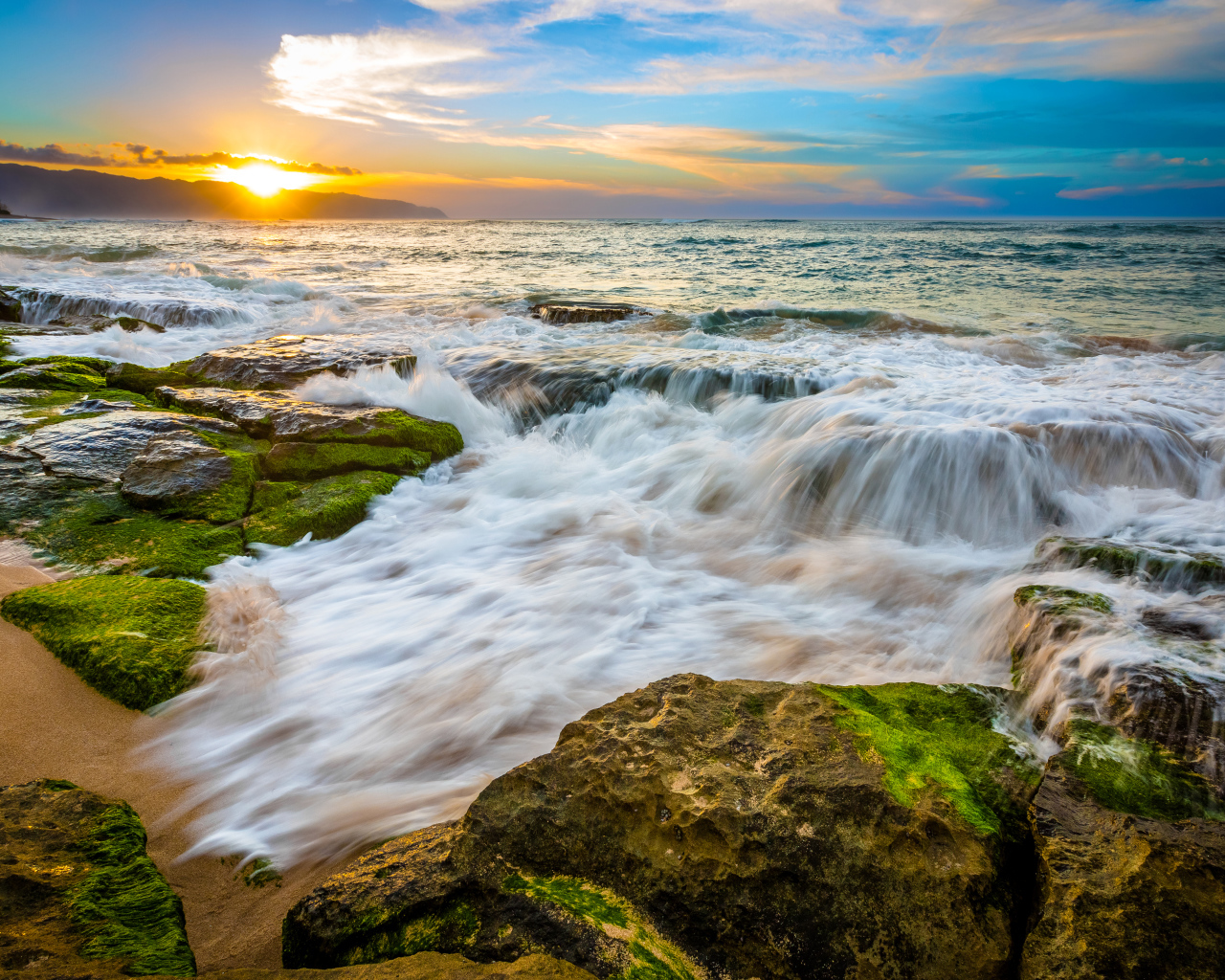 Восход солнца на горизонте над океаном 