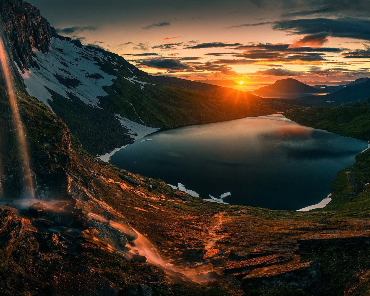 Восход солнца над озером у водопада 