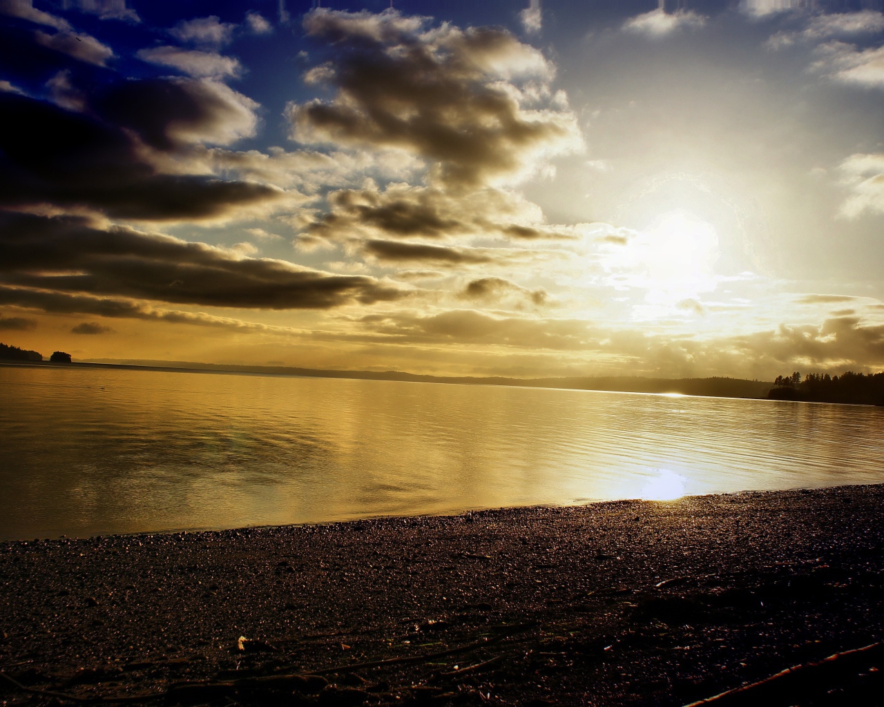 Закат солнца и облака над морем 