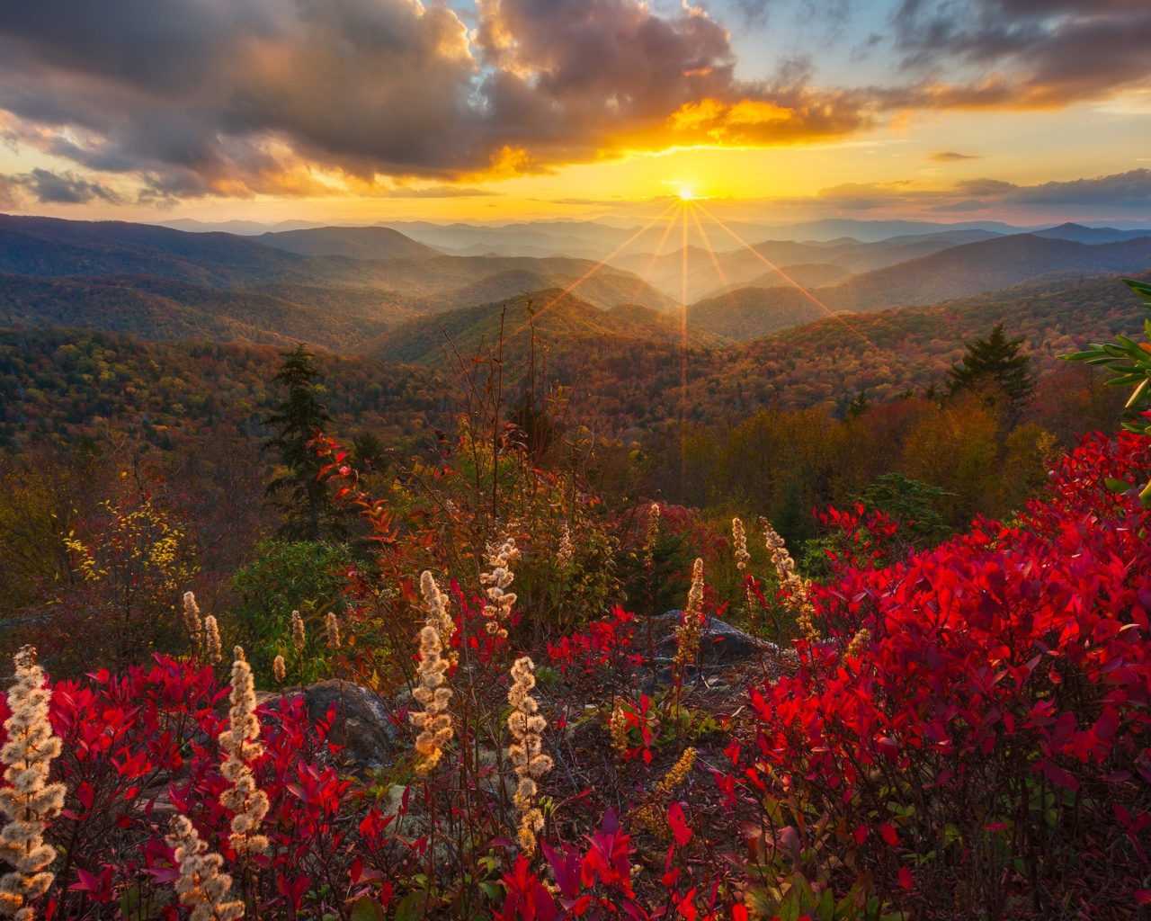 Закат солнца в небе над горным пейзажем