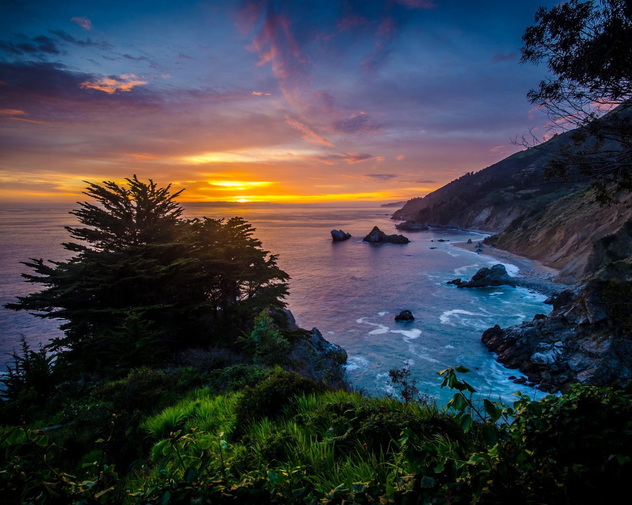 Закат солнца на горизонте над океаном 