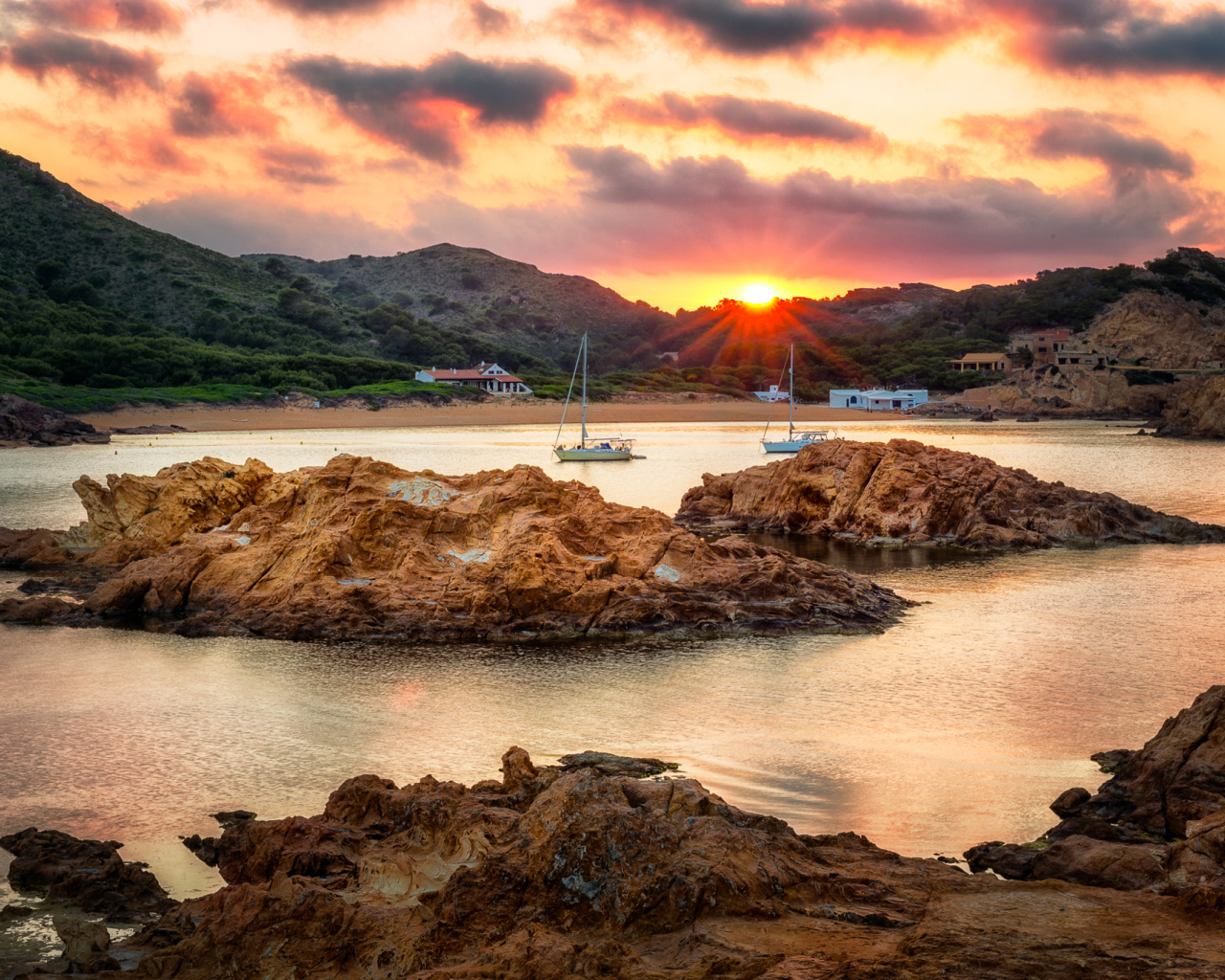 Побережье в лучах солнца на рассвете под красивым небом