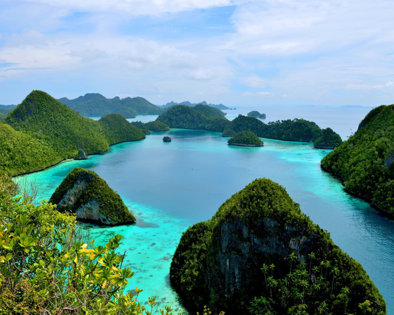 Лагуна с голубой чистой водой в тропиках 