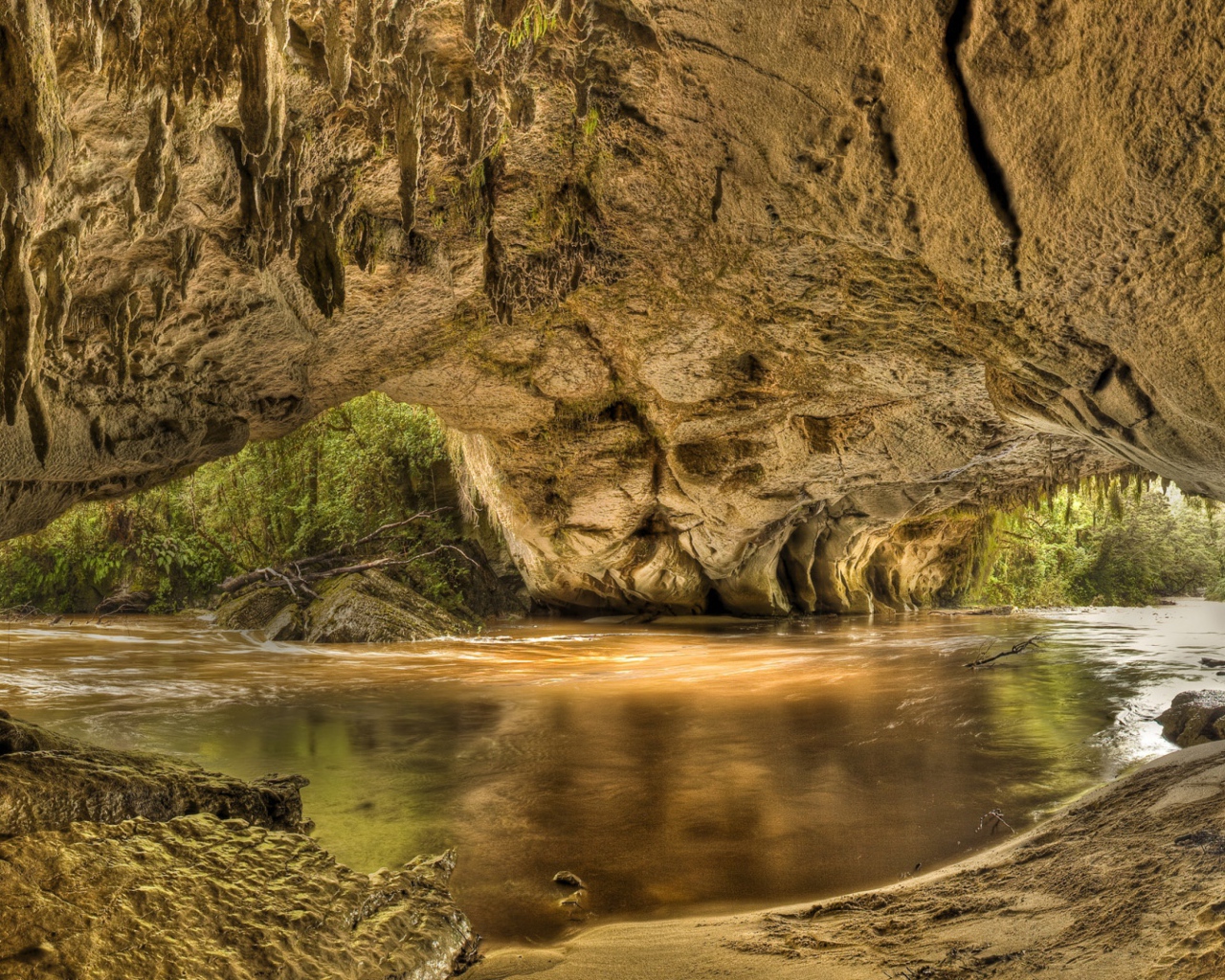 Река в каменном гроте,  Национальный парк Кахерейнджи. Новая Зеландия