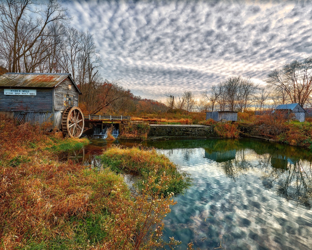 Небо отражается в пруду у водокачки 