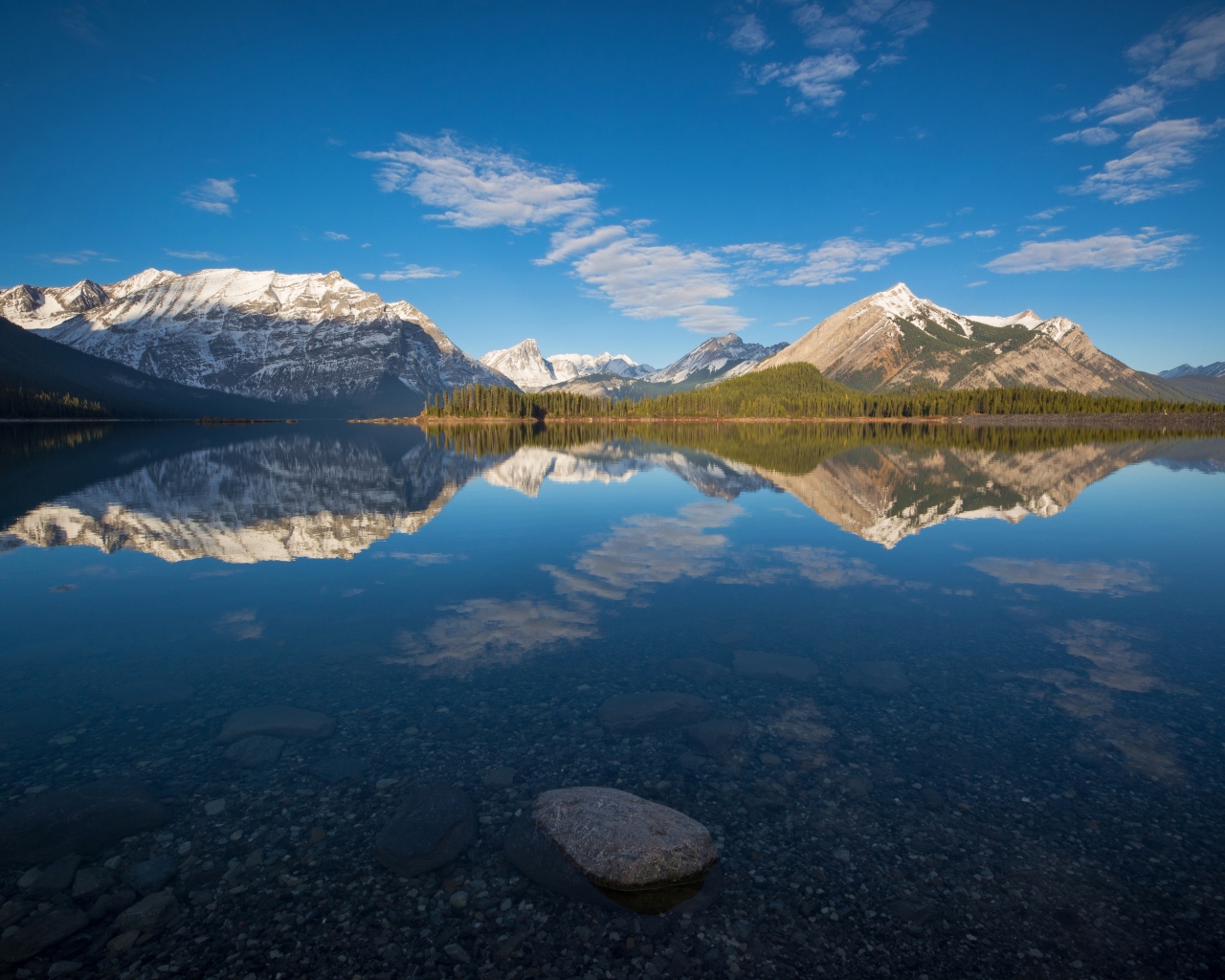 Небо отражается в воде у горного озера