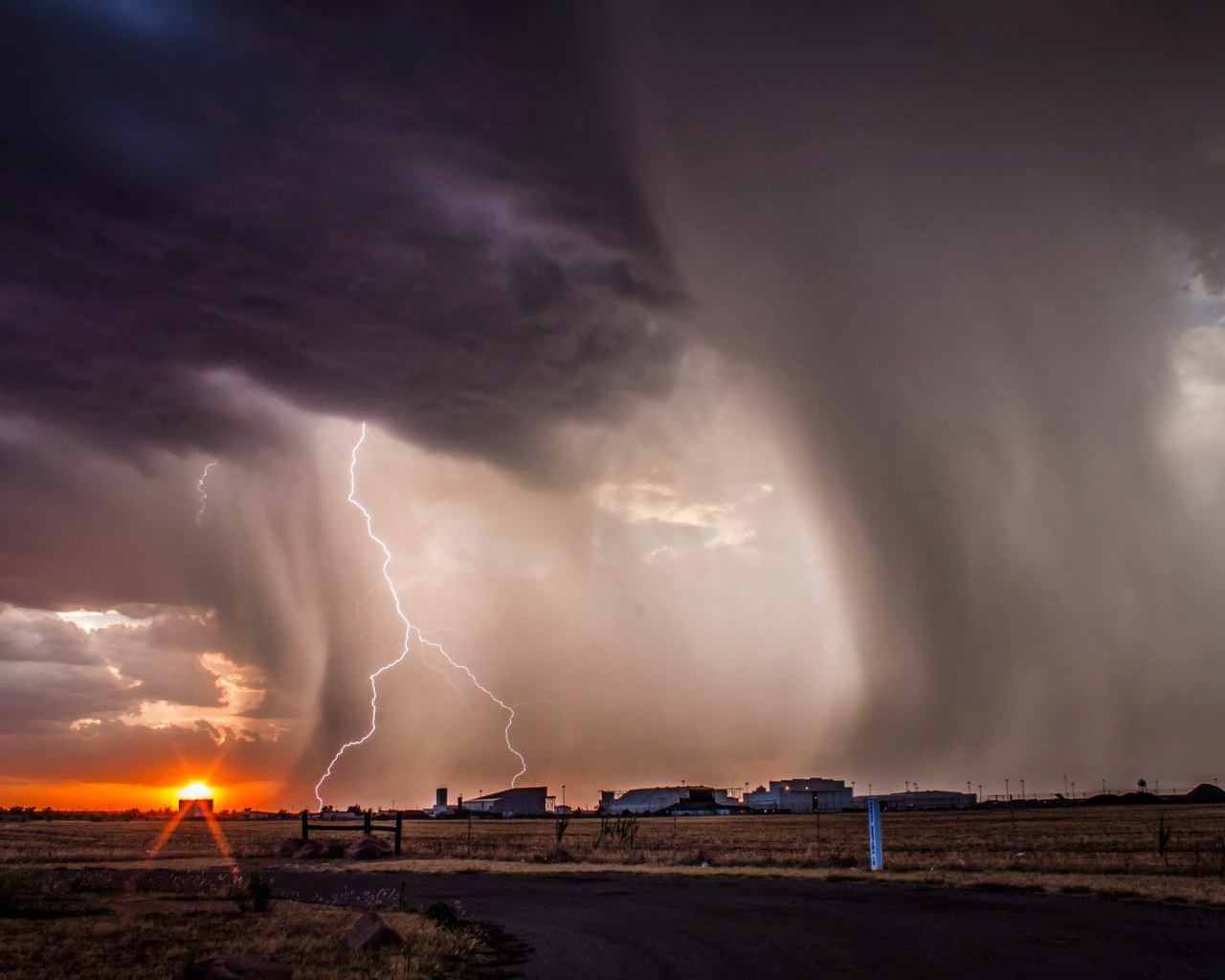 Гроза с молнией над фермой 