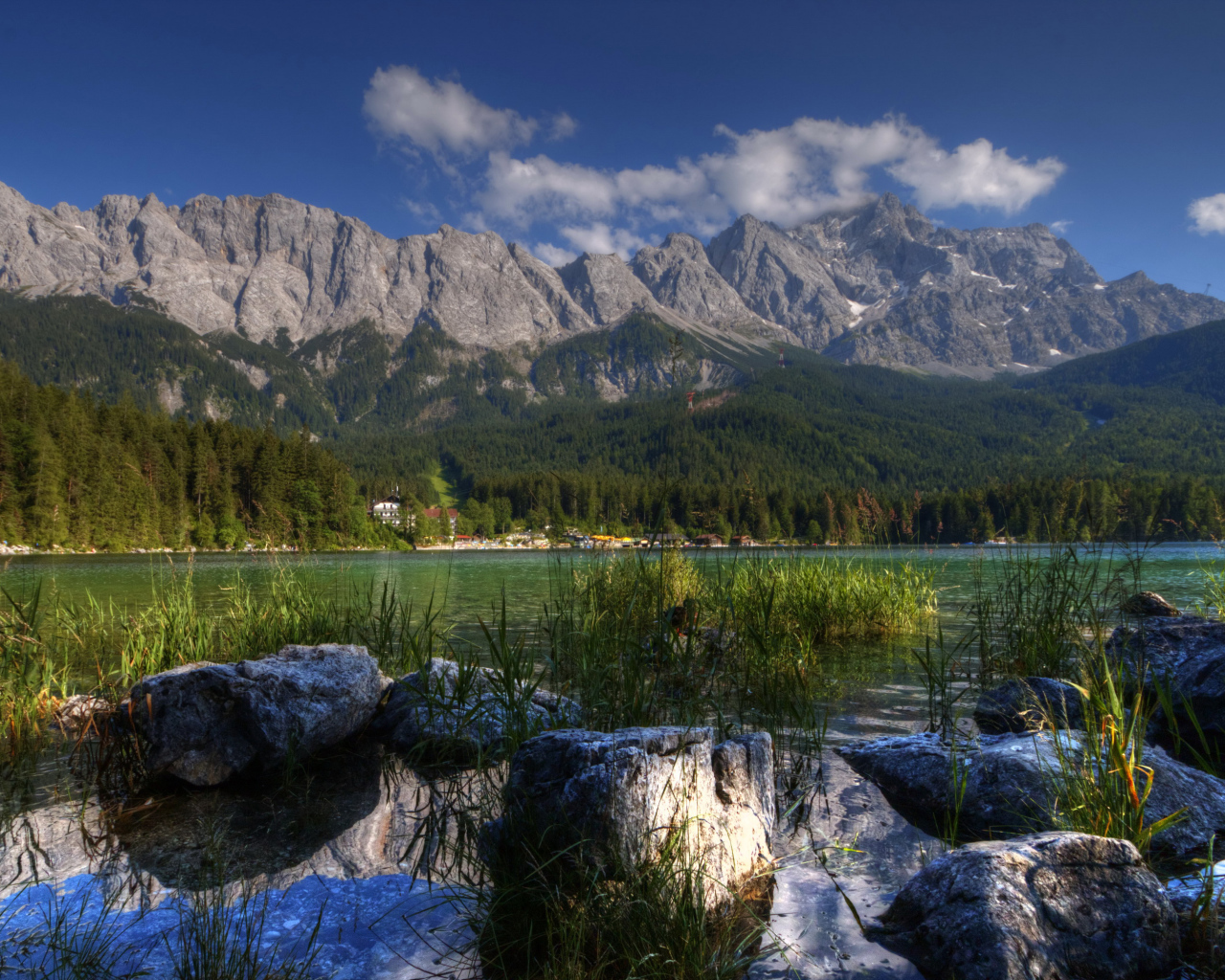 Вид на горы и озеро в живописном парке, Германия