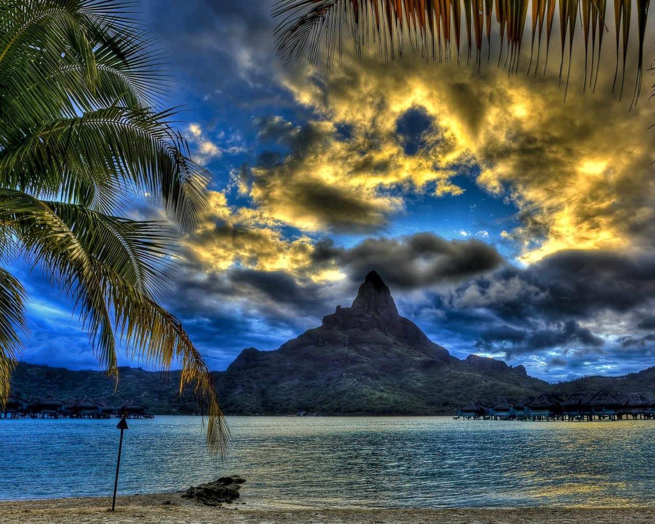 Вид на вершину горы под красивым небом на тропическом пляже