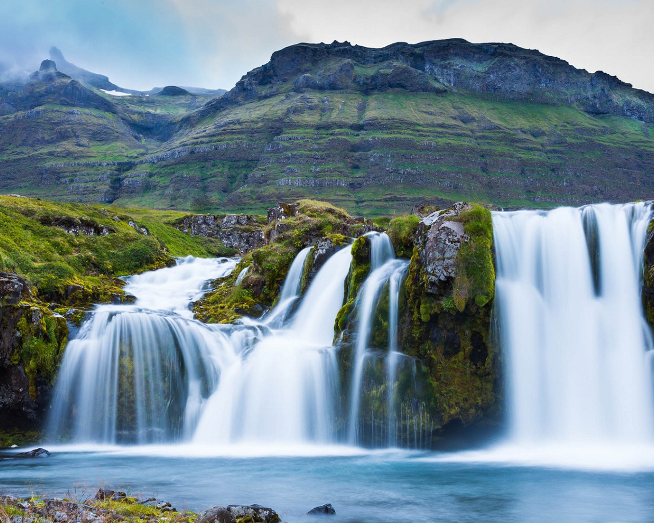 Водопад на фоне горы 