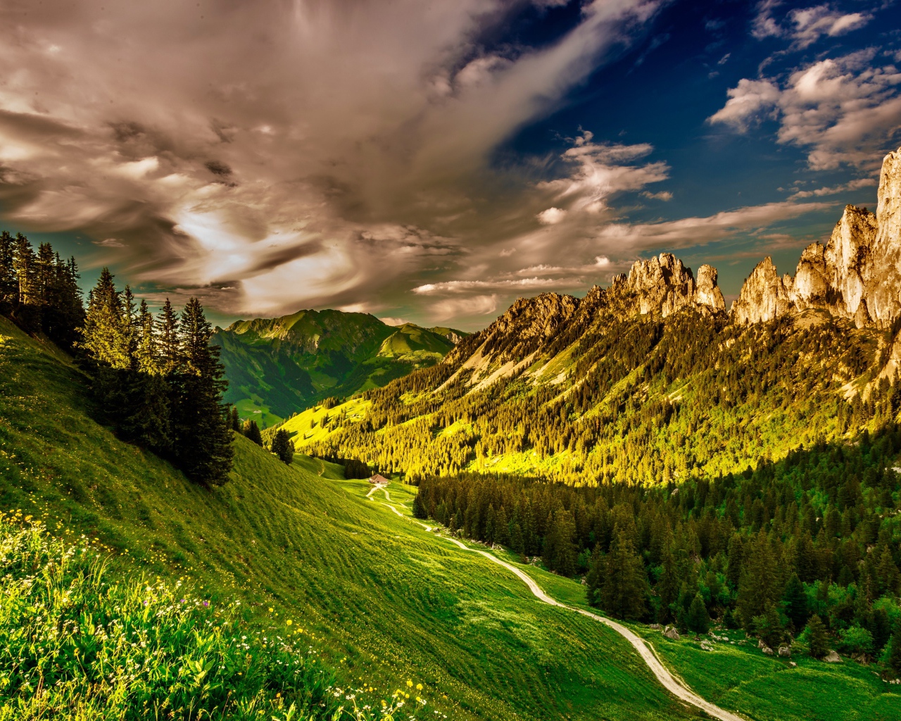 Белые облака над зеленой долиной в лучах солнца