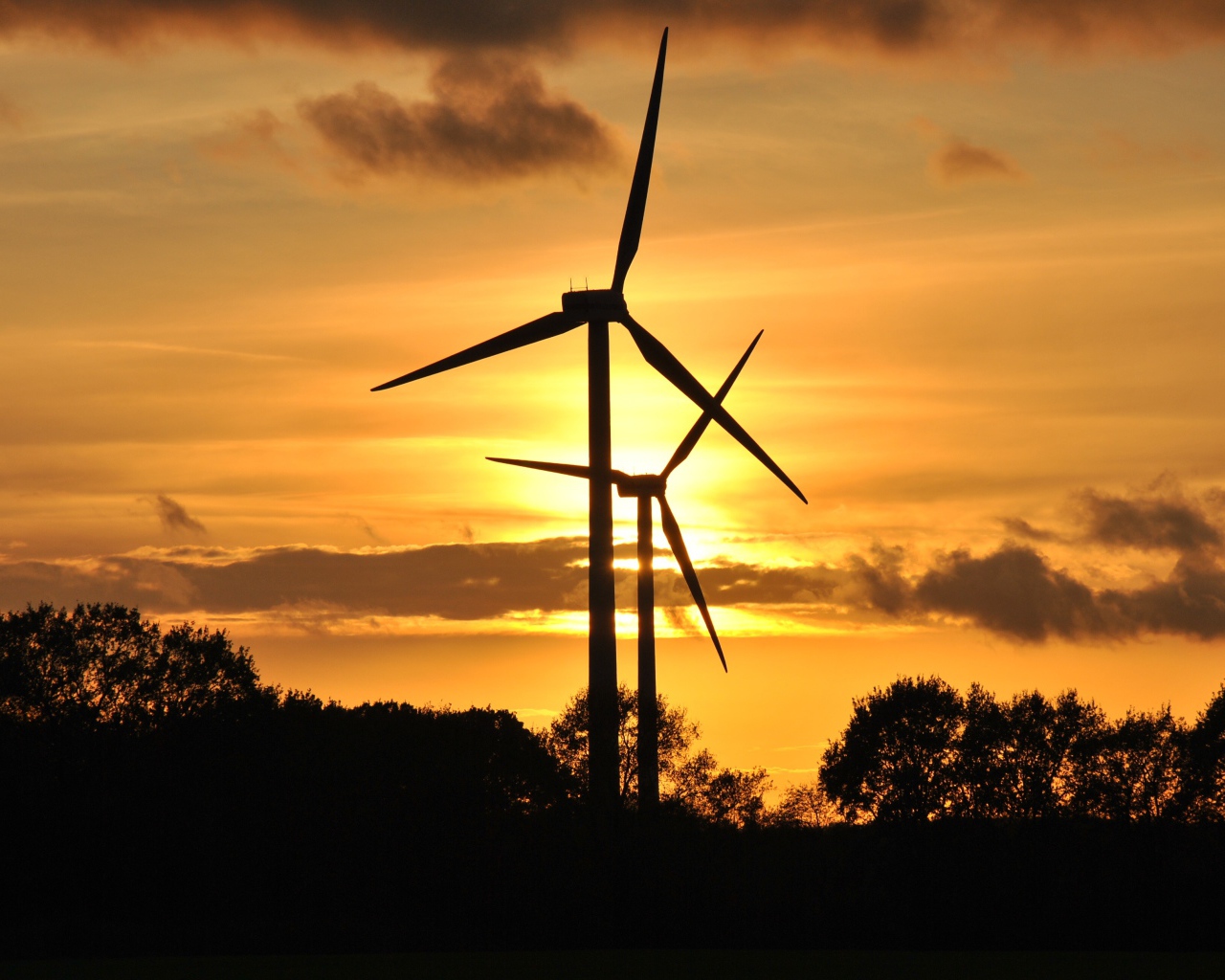 Ветротурбины на фоне неба на закате солнца