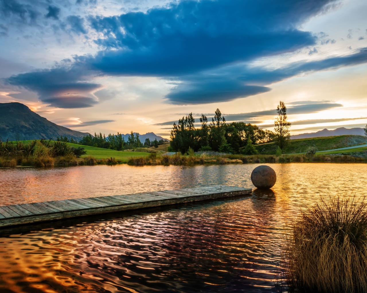 Деревянный мост в озере на закате солнца