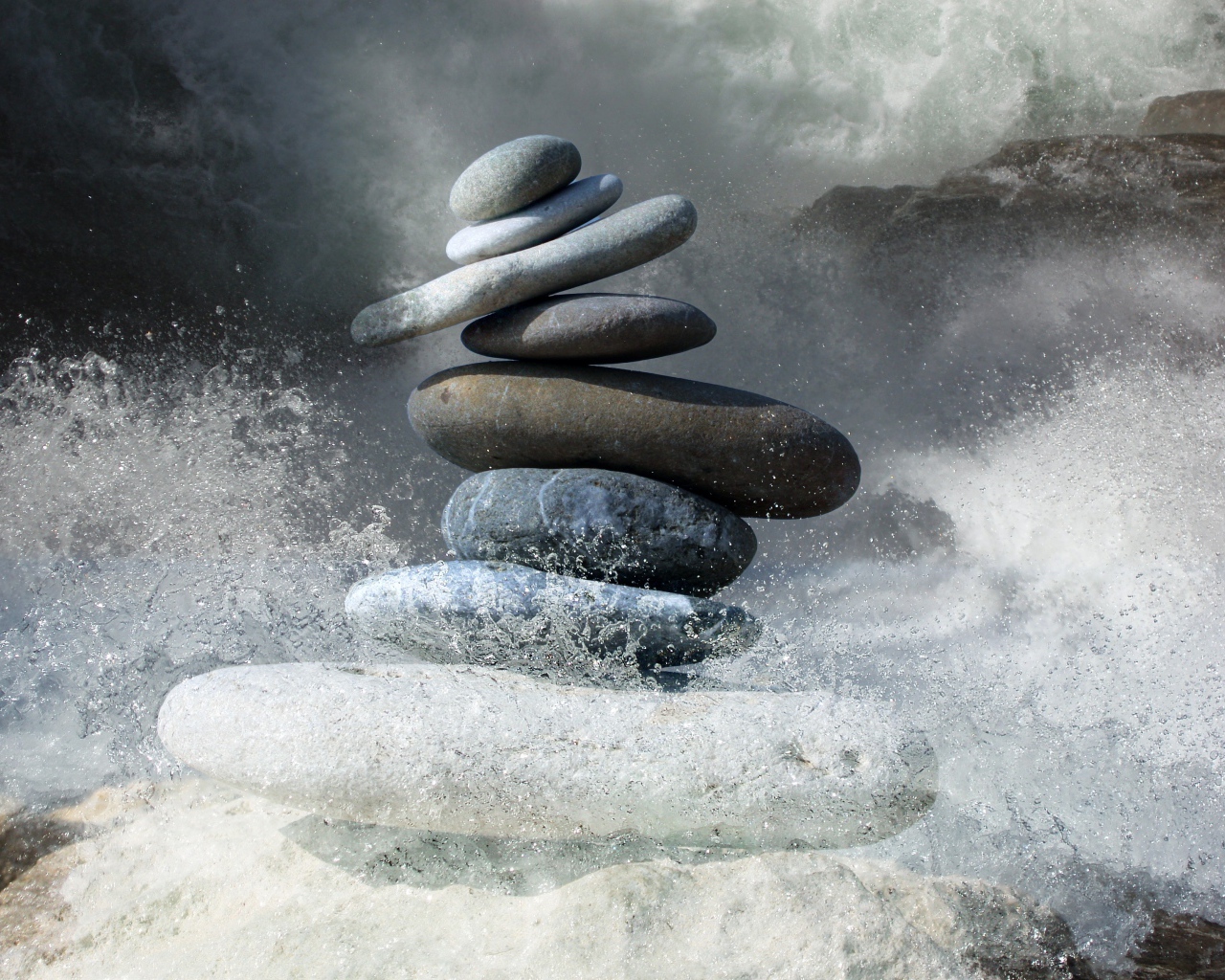Дзен-камни с брызгами воды вокруг них