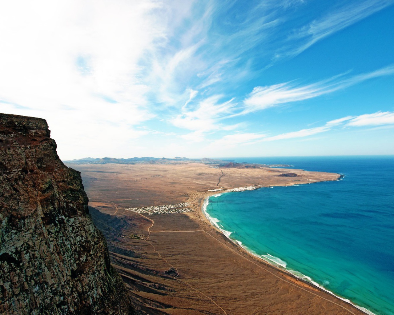 Пляж на острове Лансароте, Испания 
