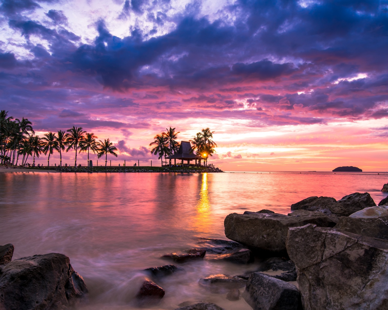 Пляж в камнях под облачным небом  