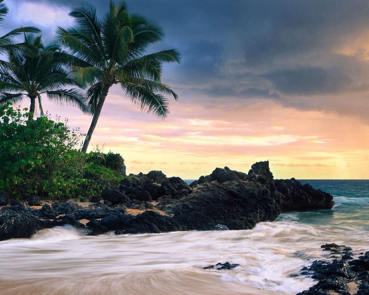 Красивый зеленый пляж 