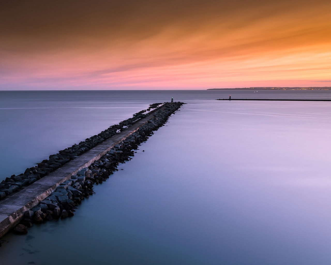 Красивое небо на пляже Альгавре, Португалия  