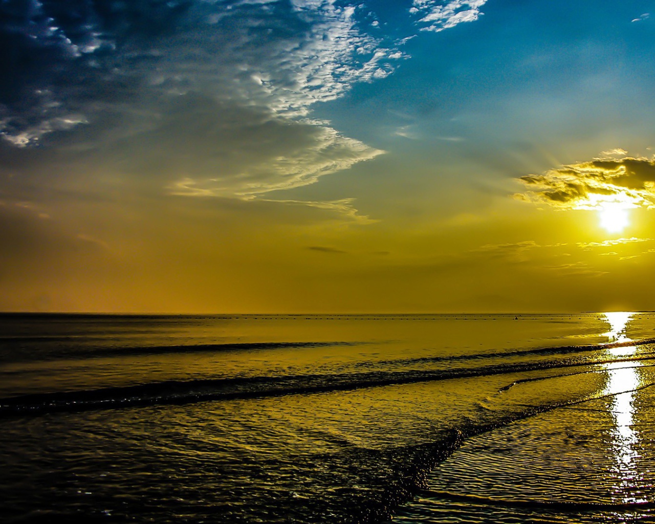 Красивый закат над пляжем  Санрайз