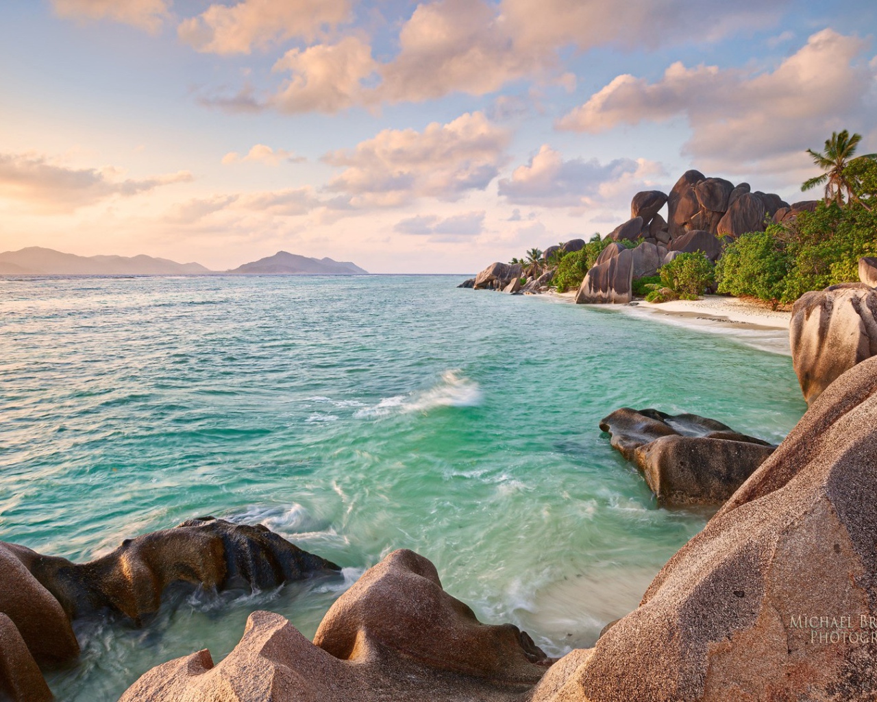 Прибрежные скалы на пляже  