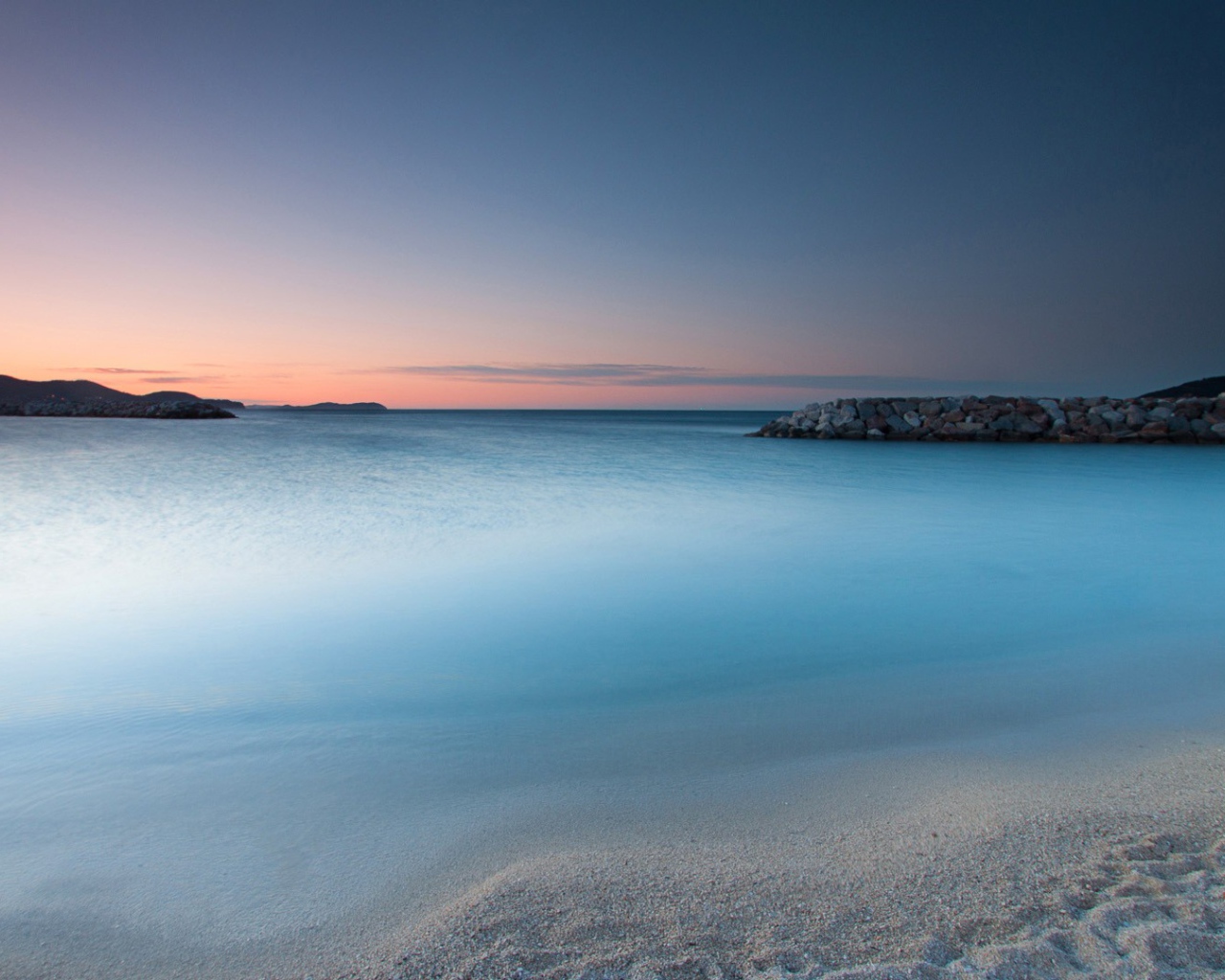 Легкая дымка перед восходом солнца на пляже 