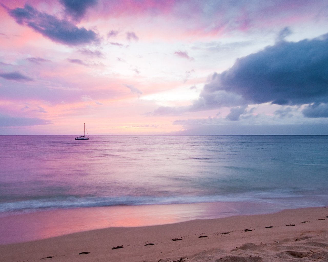 Одинокая яхта на фоне рассветного горизонта 