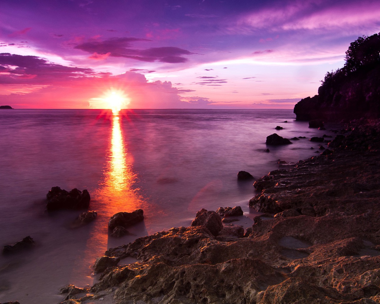 Каменный пляж на закате солнца 