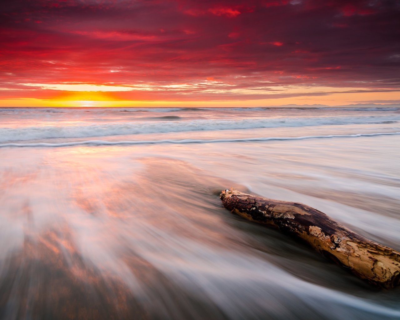 Восход солнца над тихом пляже  
