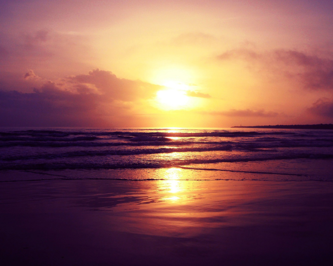 Закат яркого солнца над океаном 