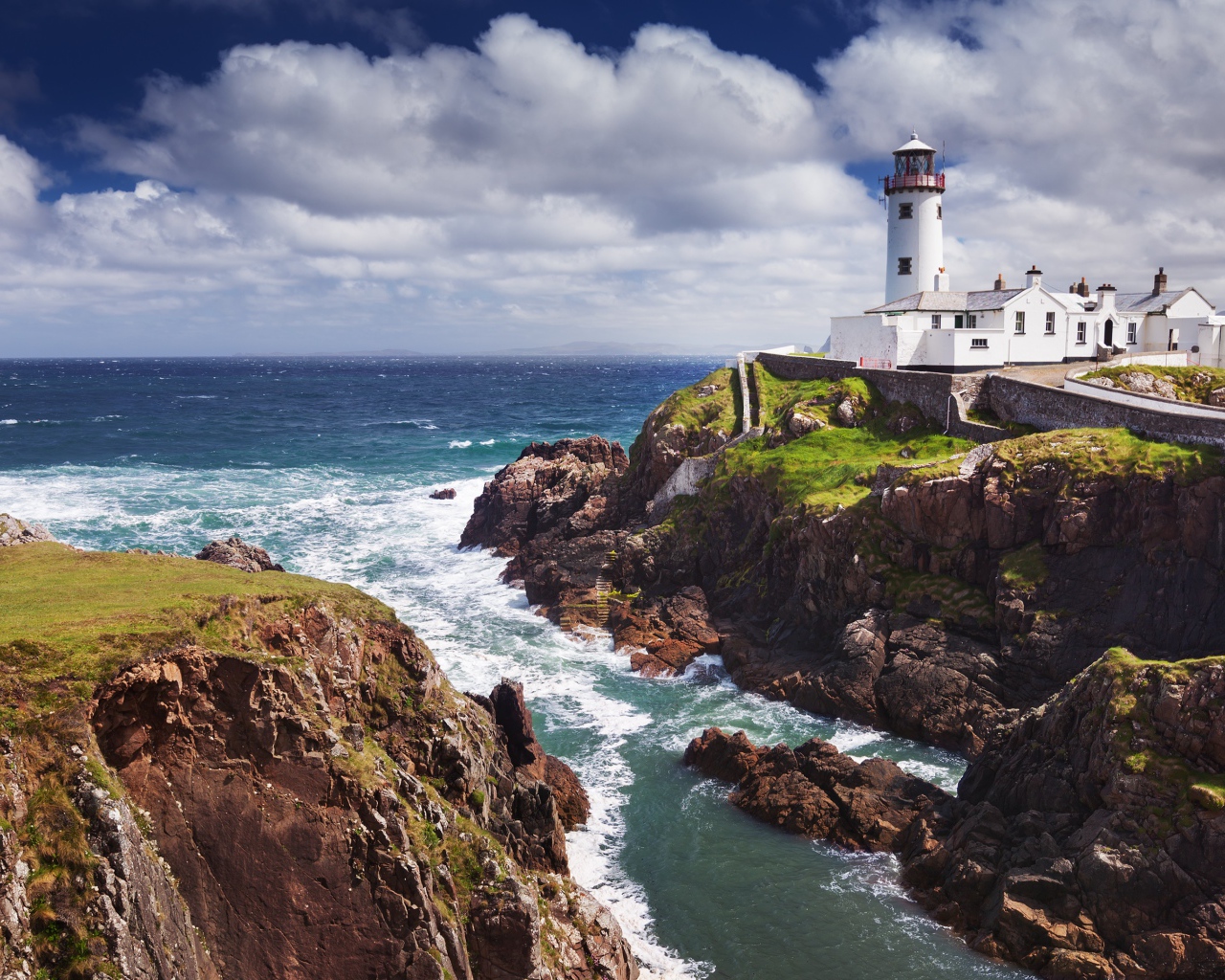 Маяк на скалистом побережье  