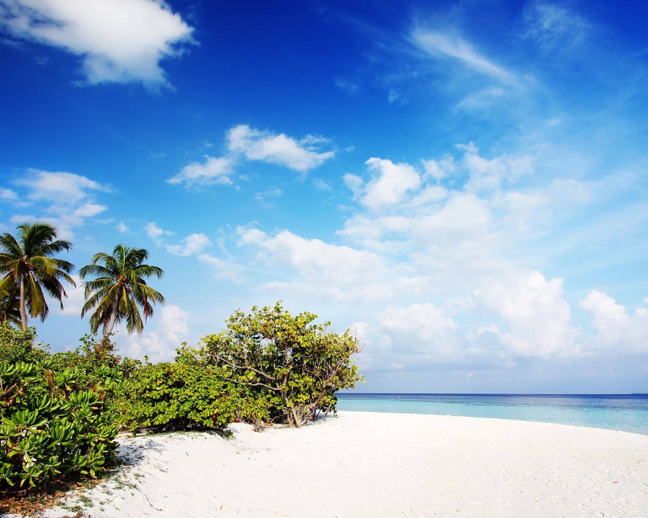 Тропический атолл на фоне голубого неба