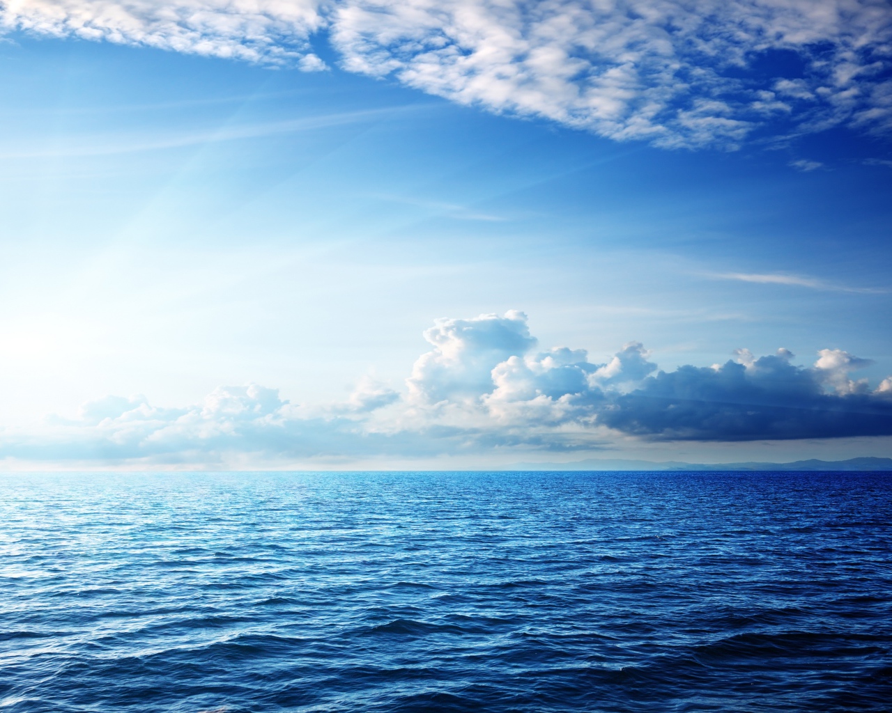 Красивые белые облака в небе над морем