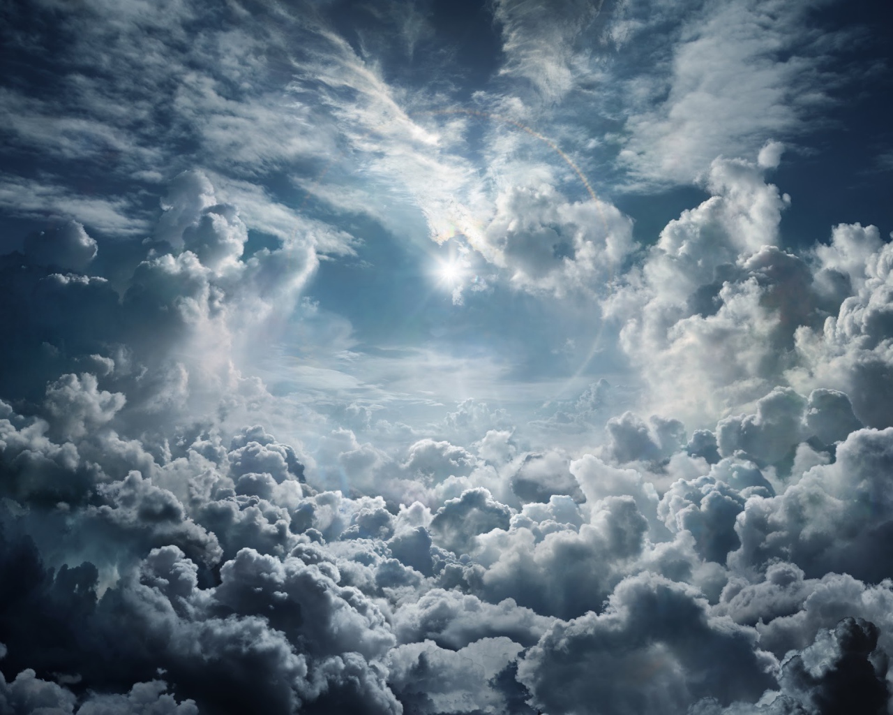 Солнце в небе с красивыми белыми облаками