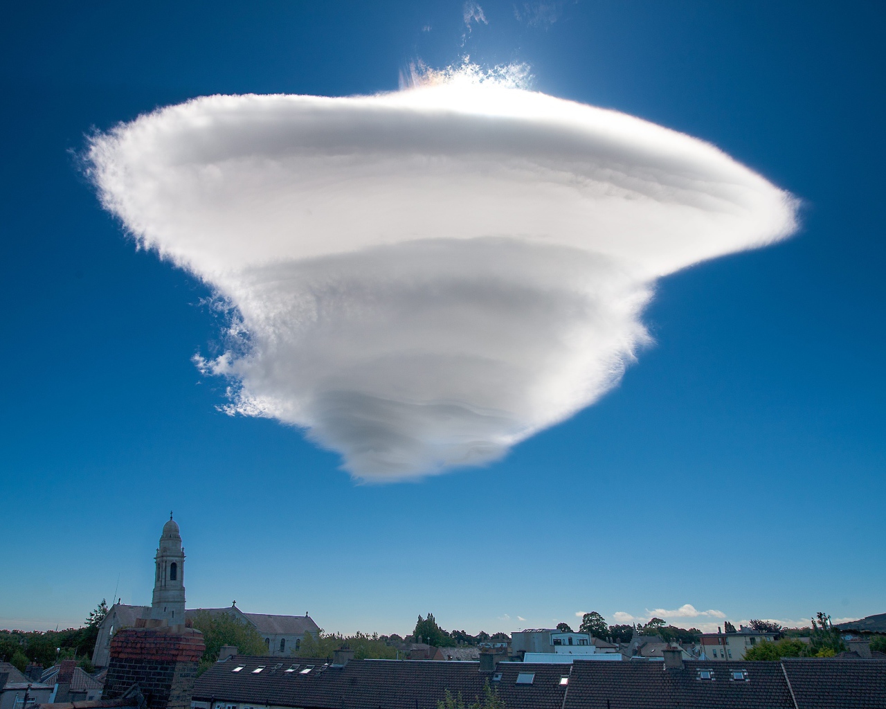 Белое Лентикулярное облако в голубом небе