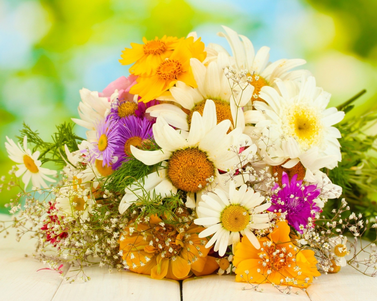 Красивый нежный букет цветов