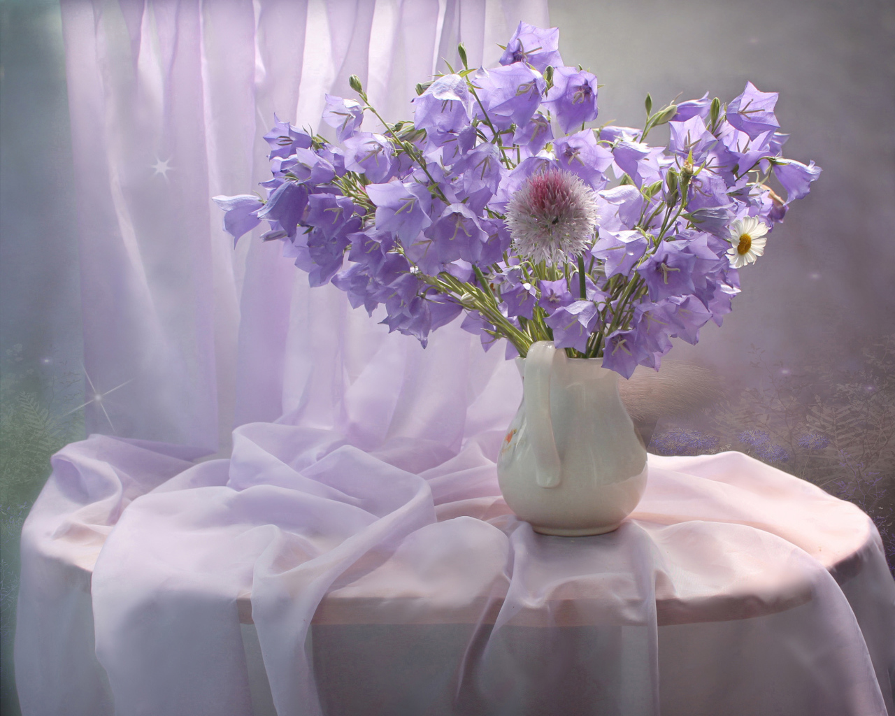 Букет фиолетовых колокольчиком в белой вазе на столе