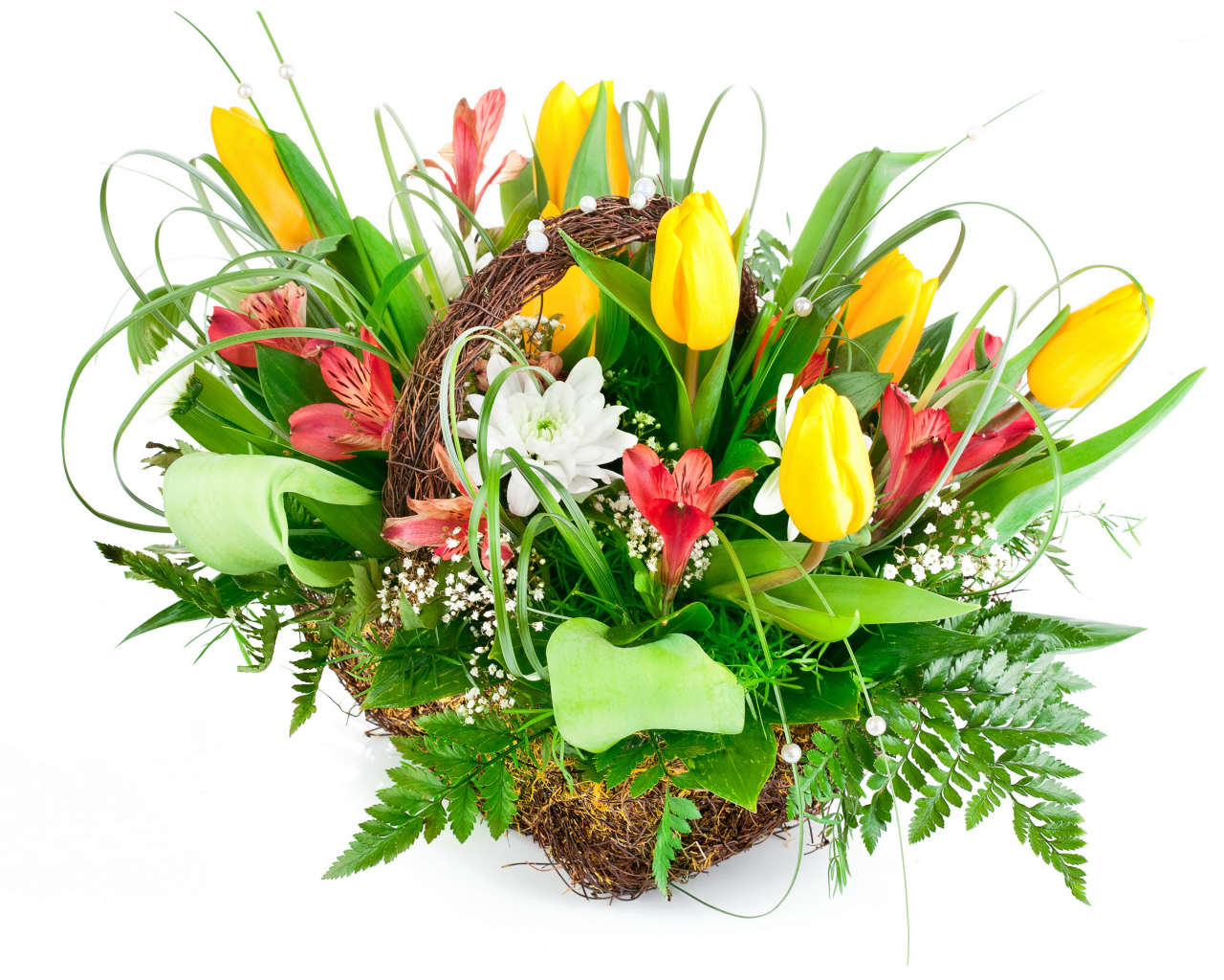 Букет желтых тюльпанов и красивых цветов альстрёмерия на белом фоне