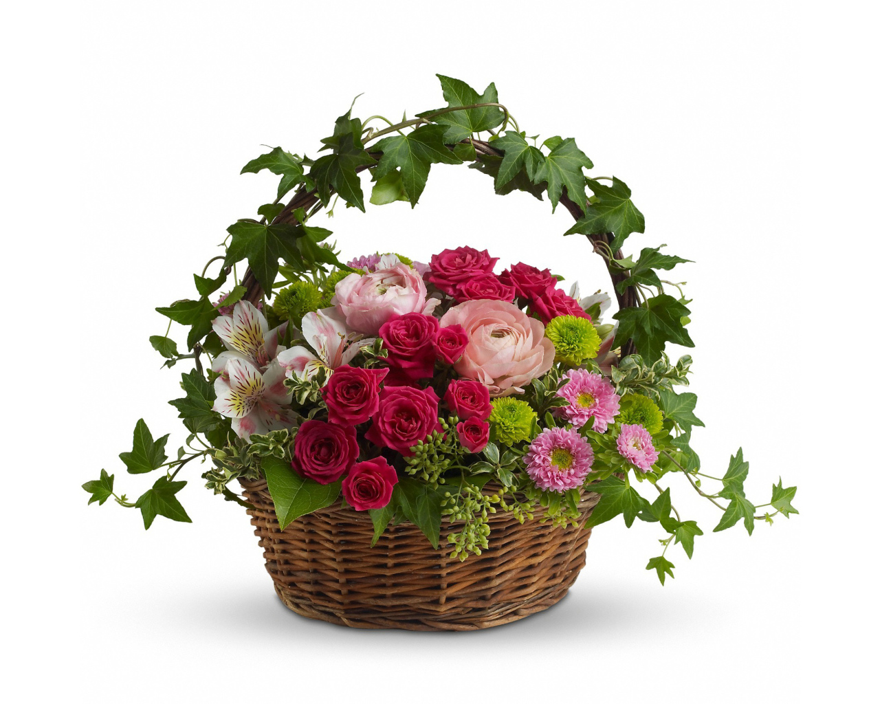 Корзина со свежими цветами на белом фоне