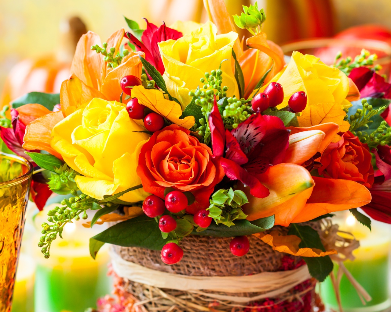 Красивый осенний букет с розами и желтыми листьями