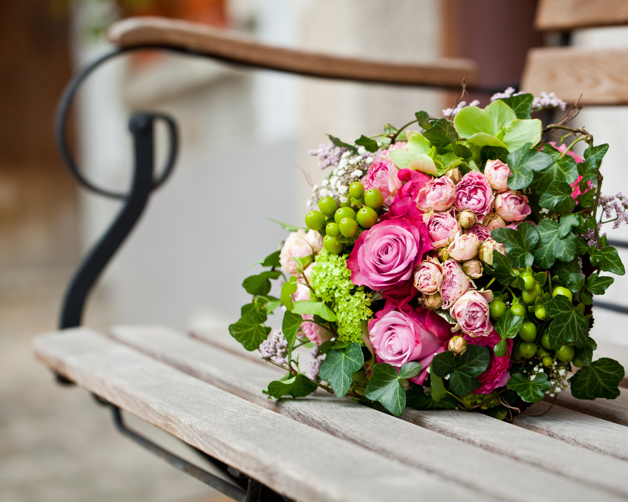 Красивый большой букет цветов на деревянной лавке