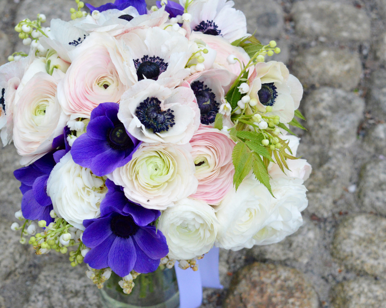 Красивый букет цветы анемоны и лютики